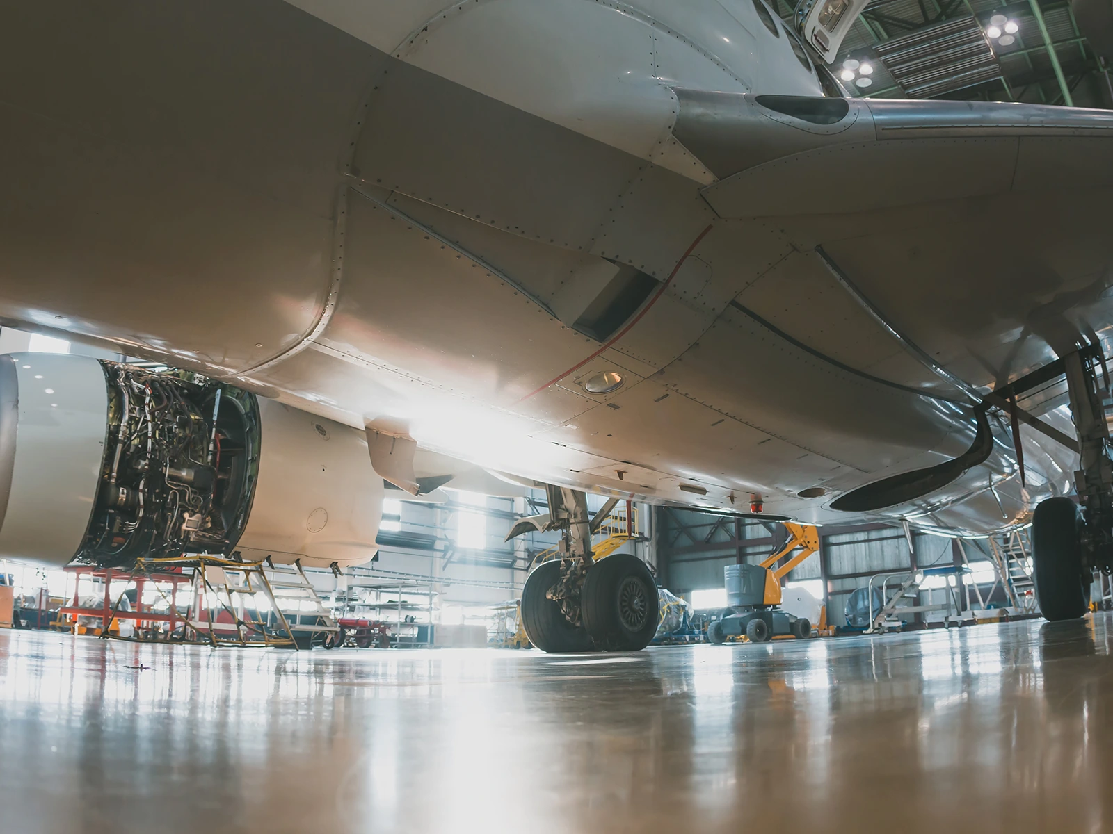 Avión en mantenimiento dentro de un hangar