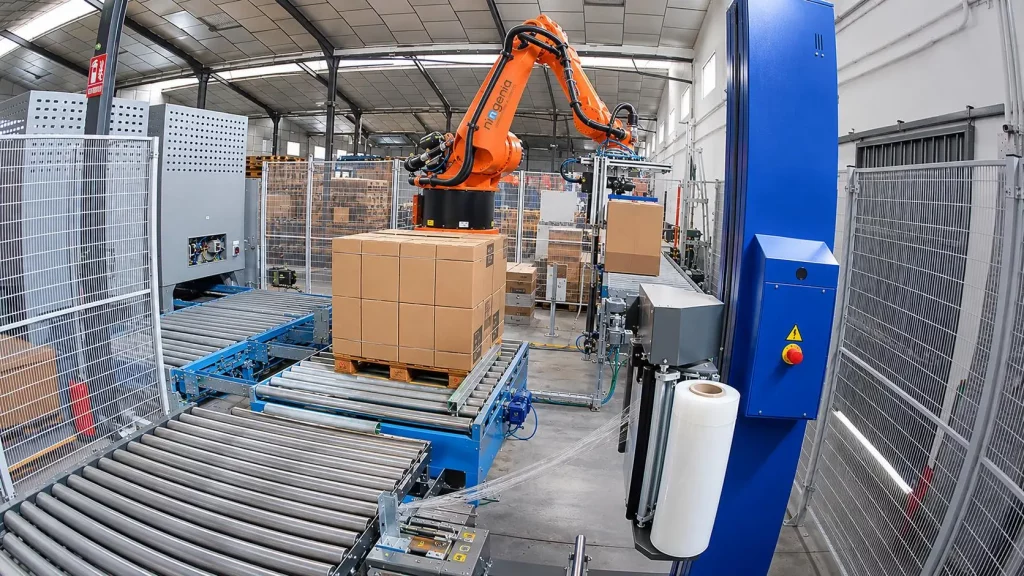 Robot industrial paletizando cajas sobre transportadores