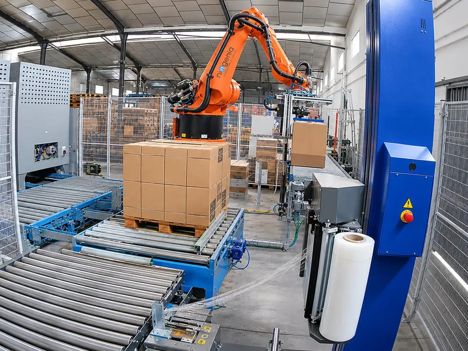 Robot industrial paletizando cajas sobre una cinta transportadora