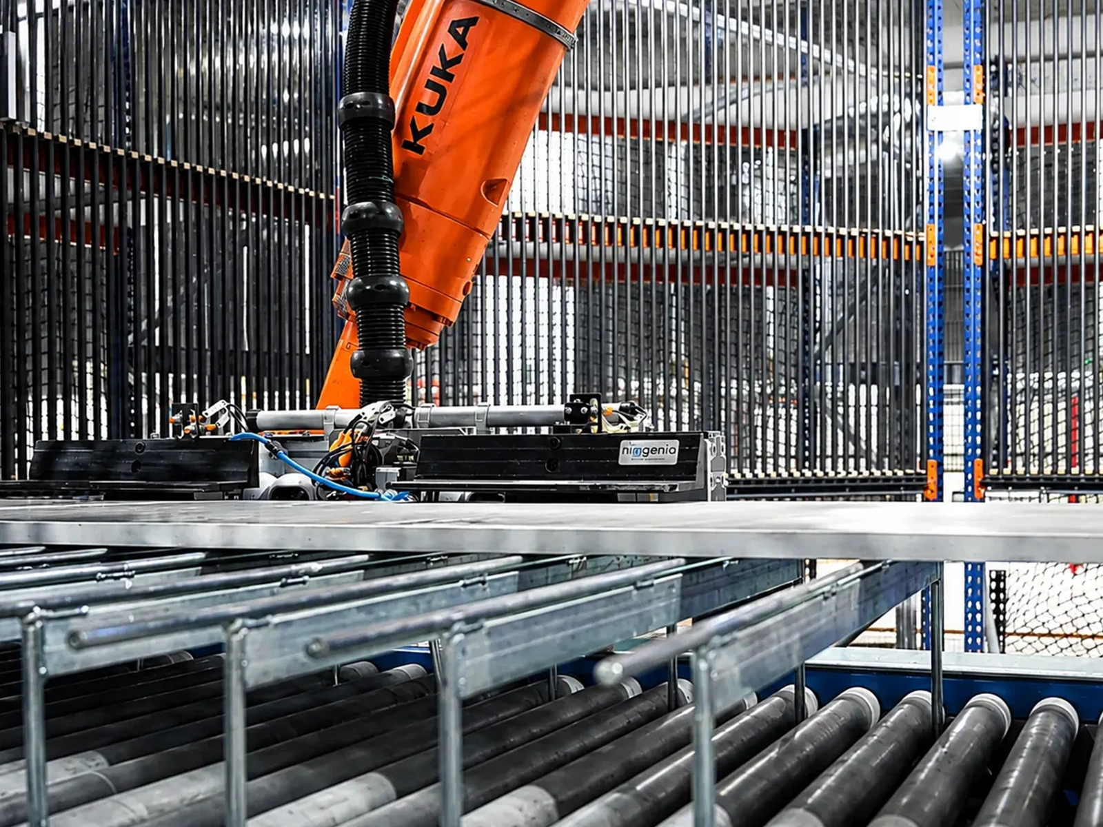 Brazo robótico KUKA en sistema logístico automatizado